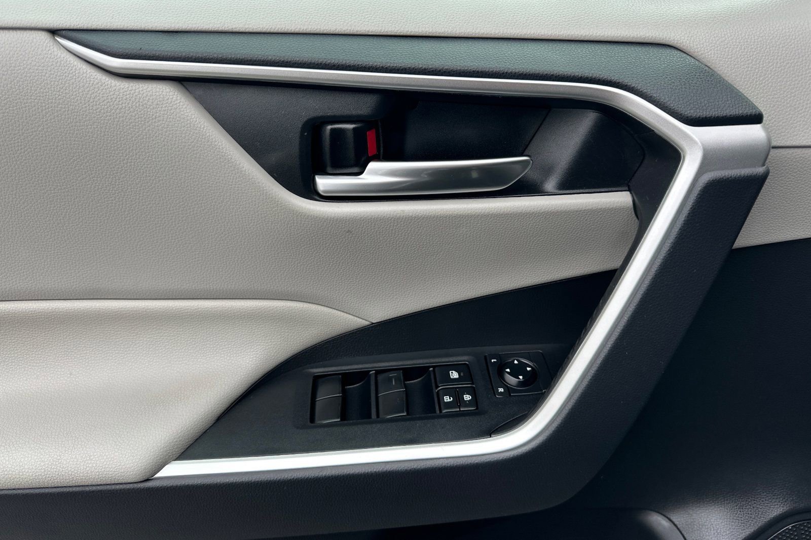 Certified 2019 Toyota RAV4 XLE w/ Carpet Mat Package image 11