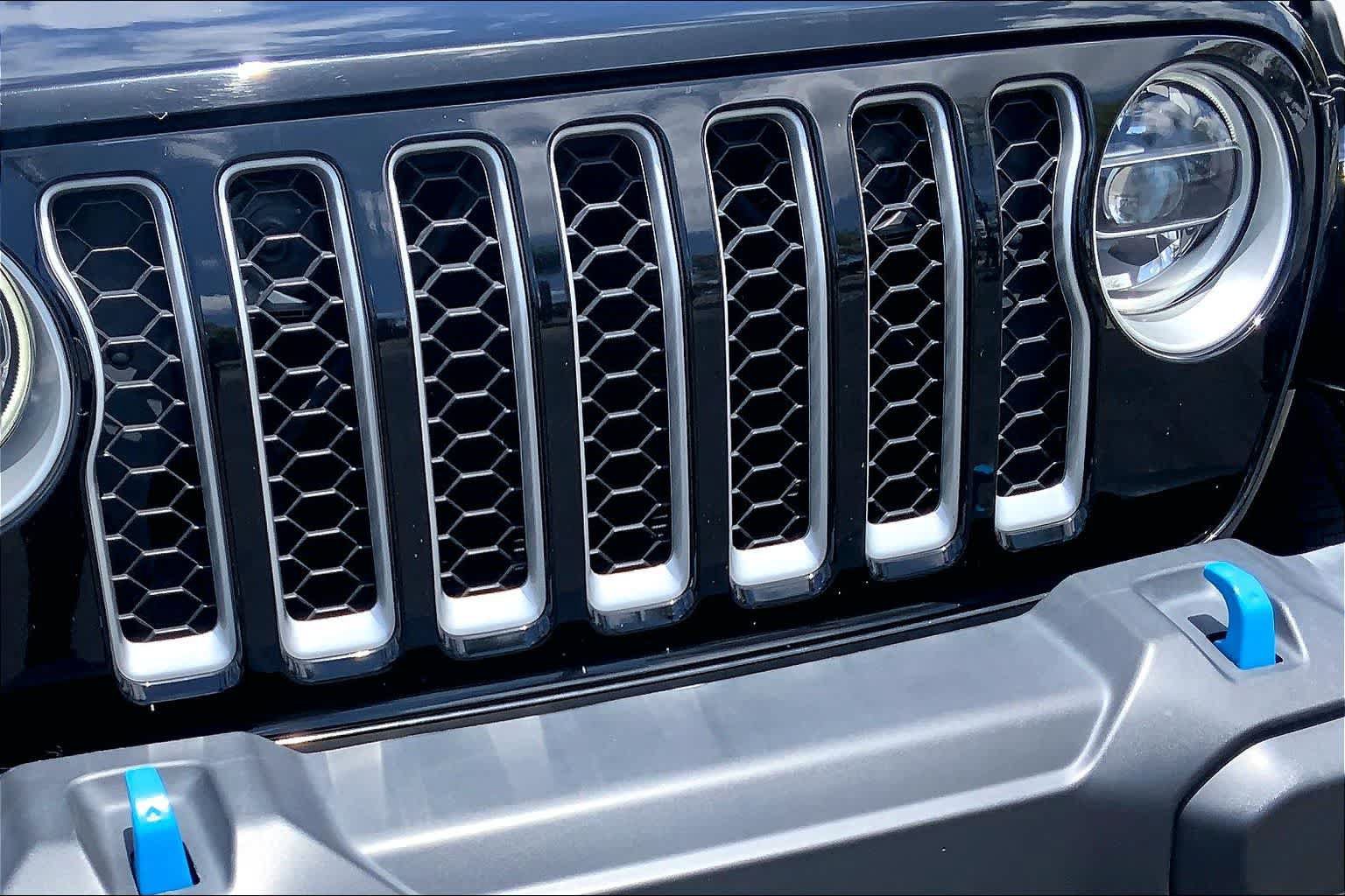 Used 2022 Jeep Wrangler Unlimited Sahara w/ Cold Weather Group AWD/4WD image 28