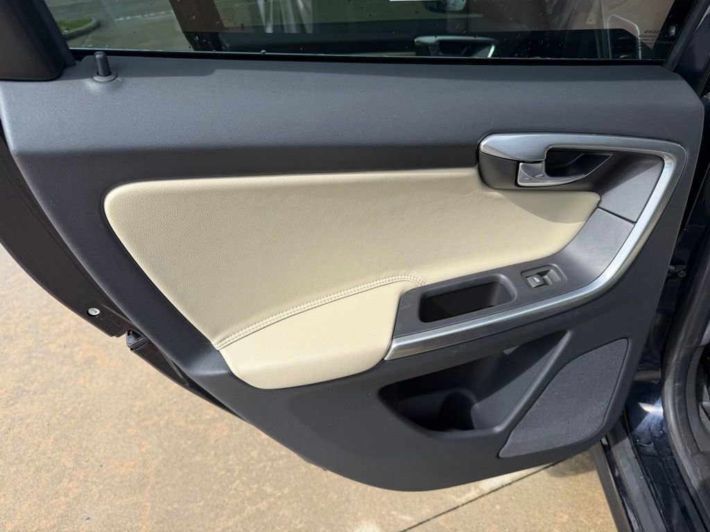 Used 2016 Volvo XC60 T6 w/ Climate Package image 14