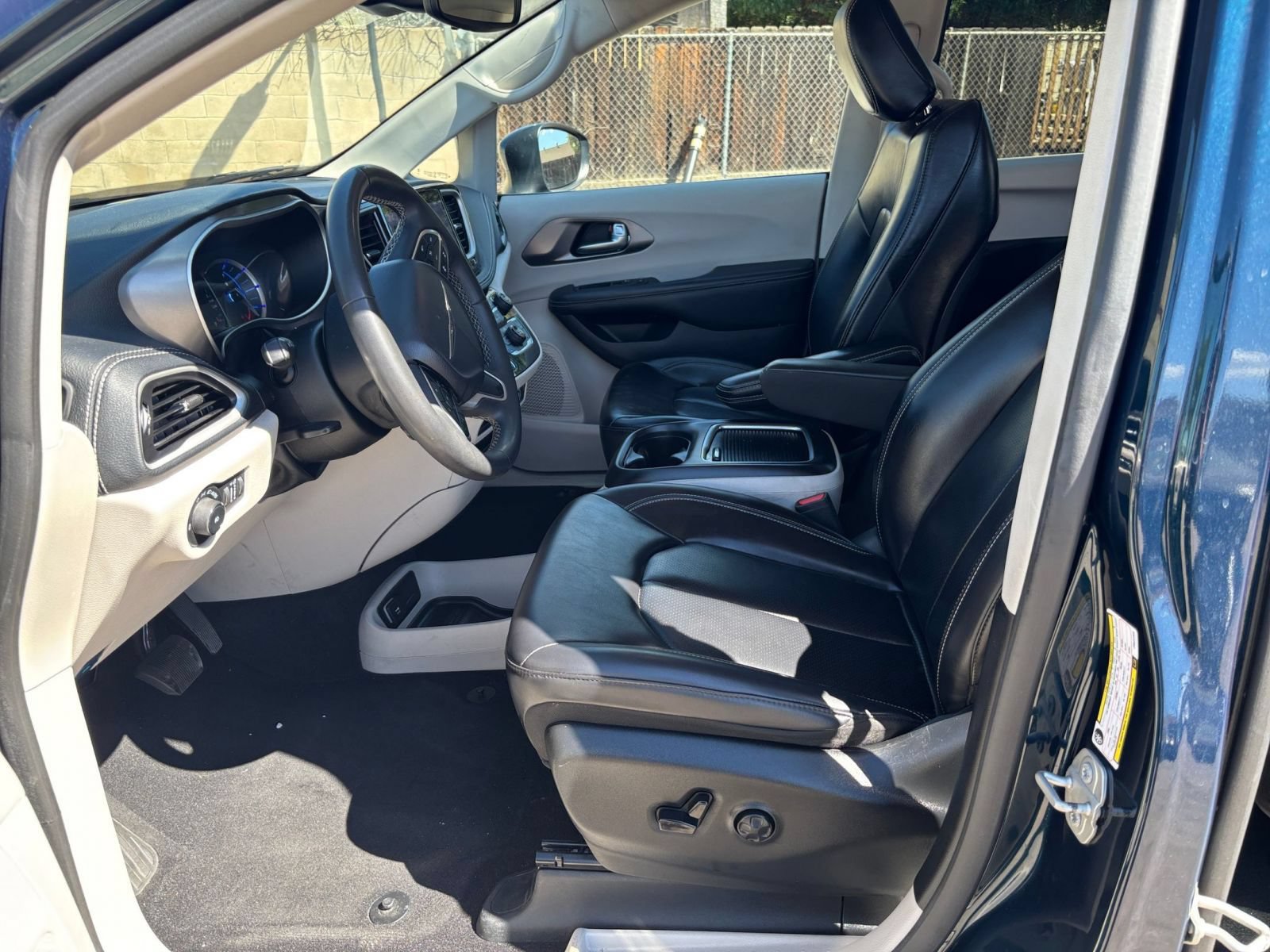 Used 2023 Chrysler Pacifica Touring-L FWD image 28