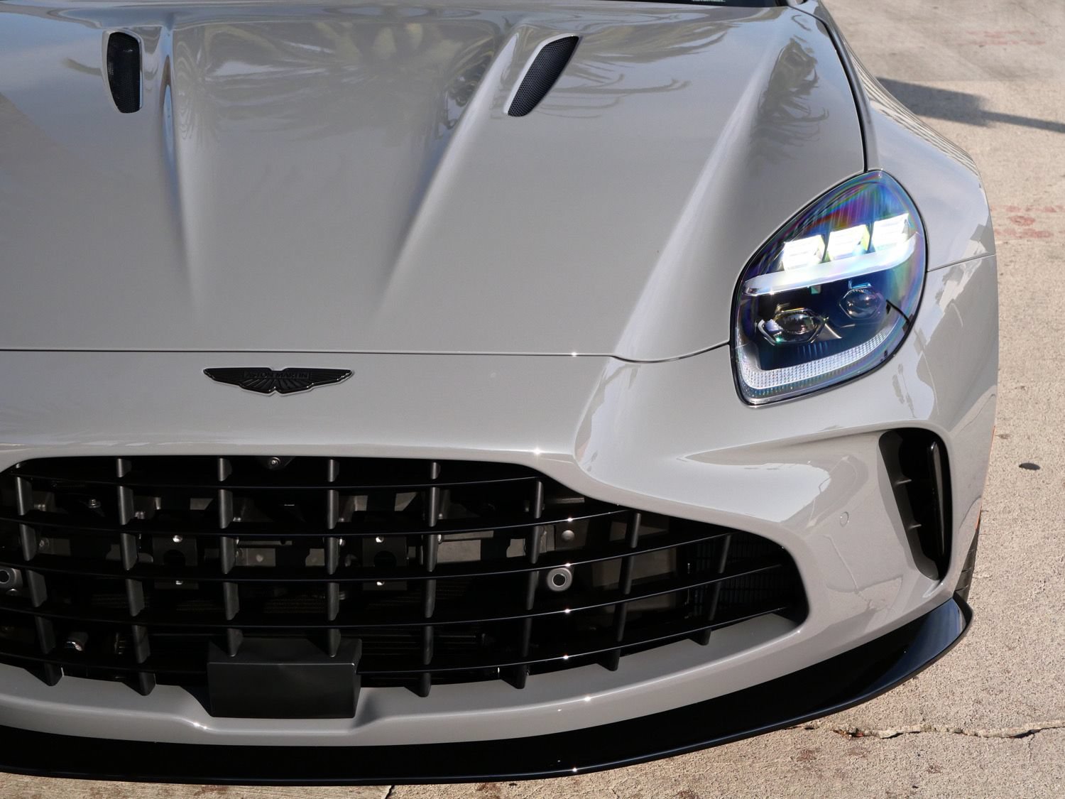 Used 2025 Aston Martin V8 Vantage Coupe RWD image 11