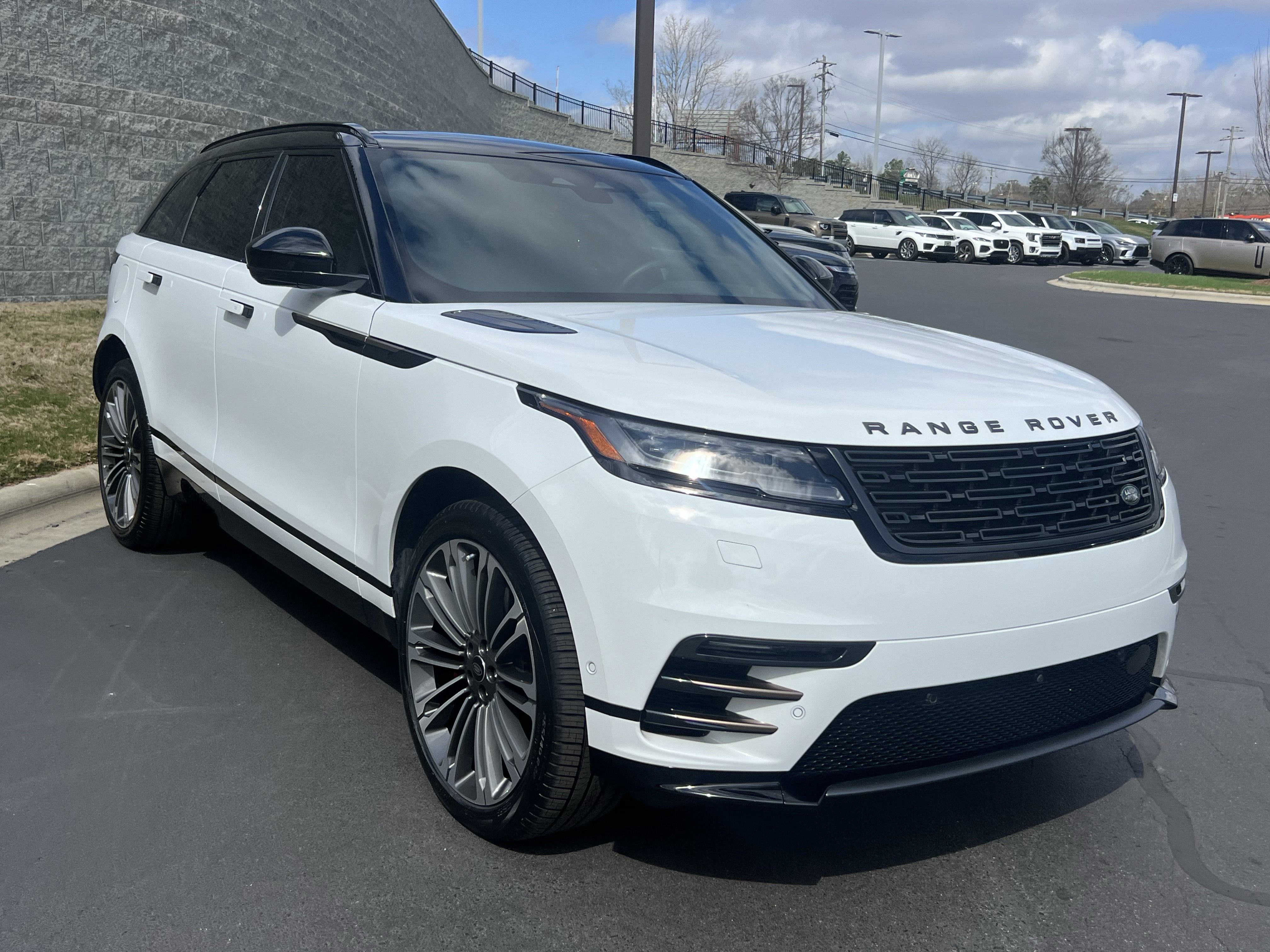 Certified 2025 Land Rover Range Rover Velar Dynamic HSE AWD/4WD image 9