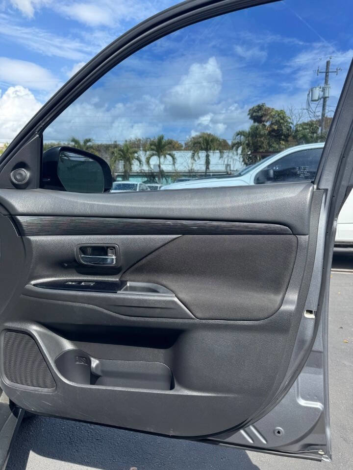 Used 2018 Mitsubishi Outlander SE image 28