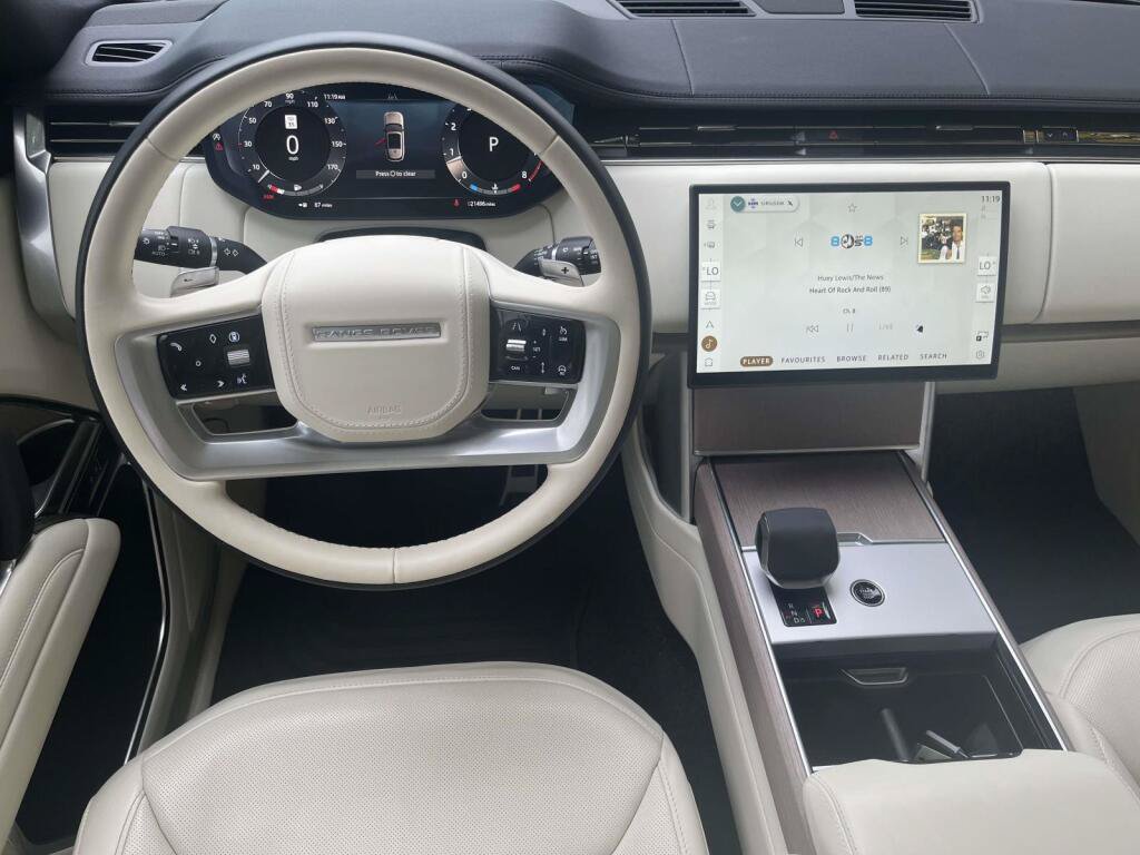 Used 2025 Land Rover Range Rover SE AWD/4WD image 2