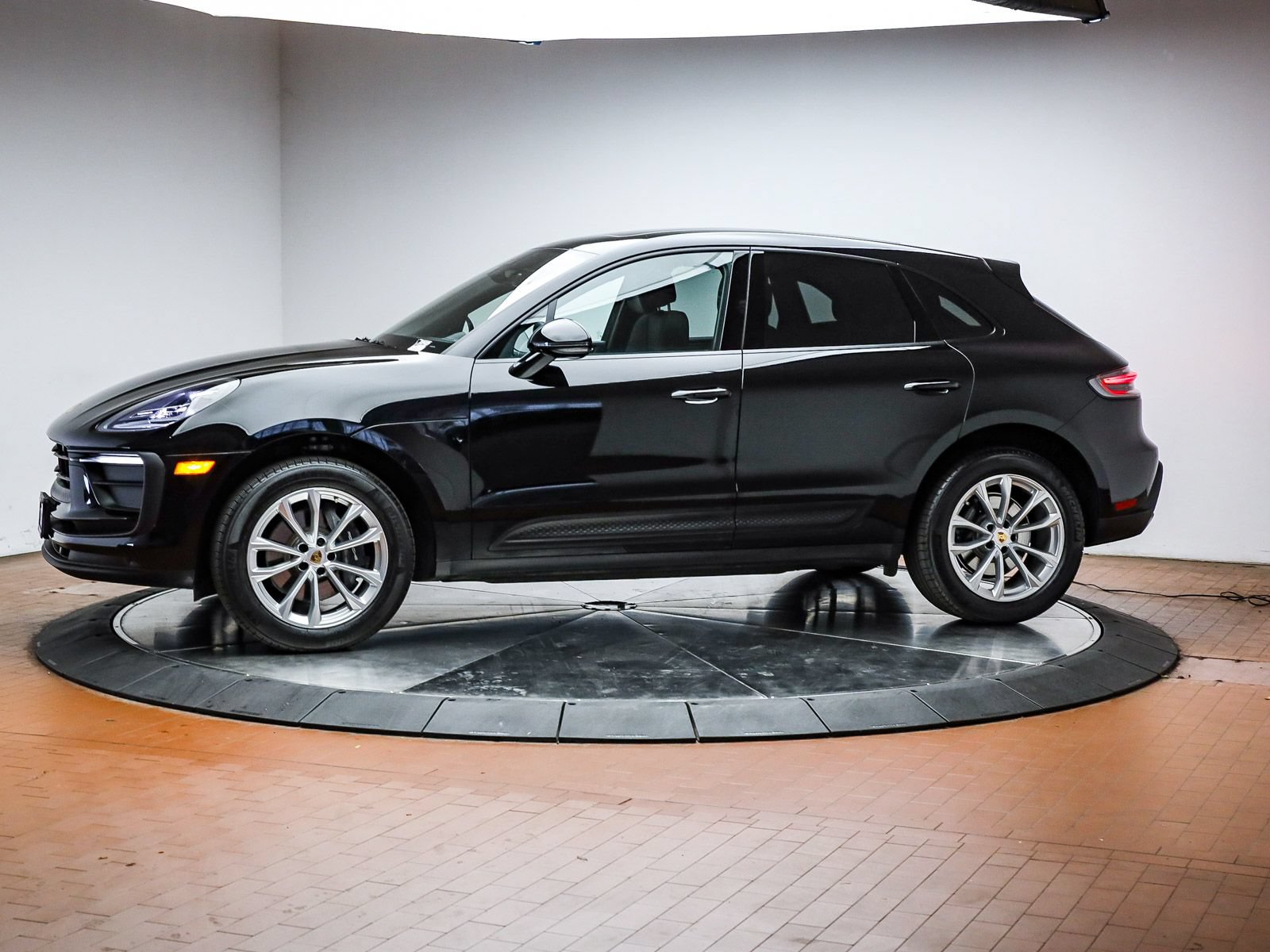 Certified 2026 Porsche Macan AWD/4WD image 2