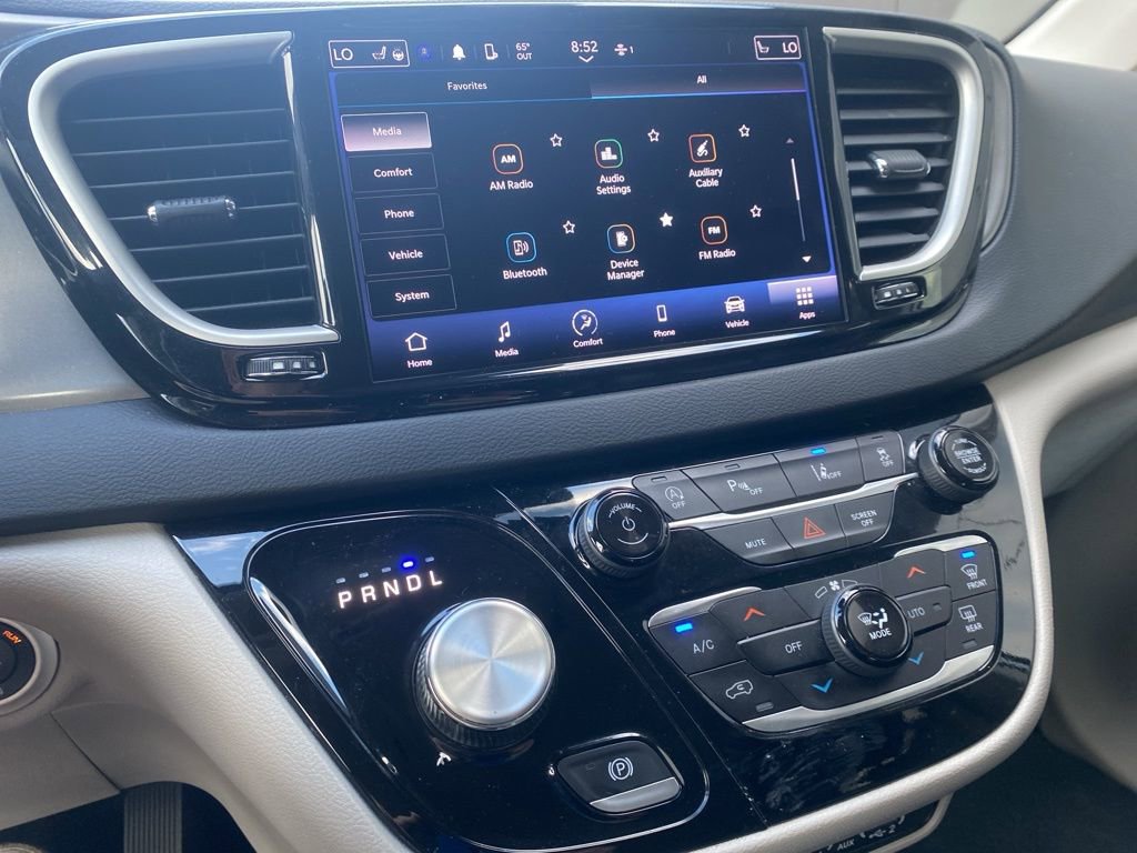 Used 2024 Chrysler Pacifica Touring-L image 17