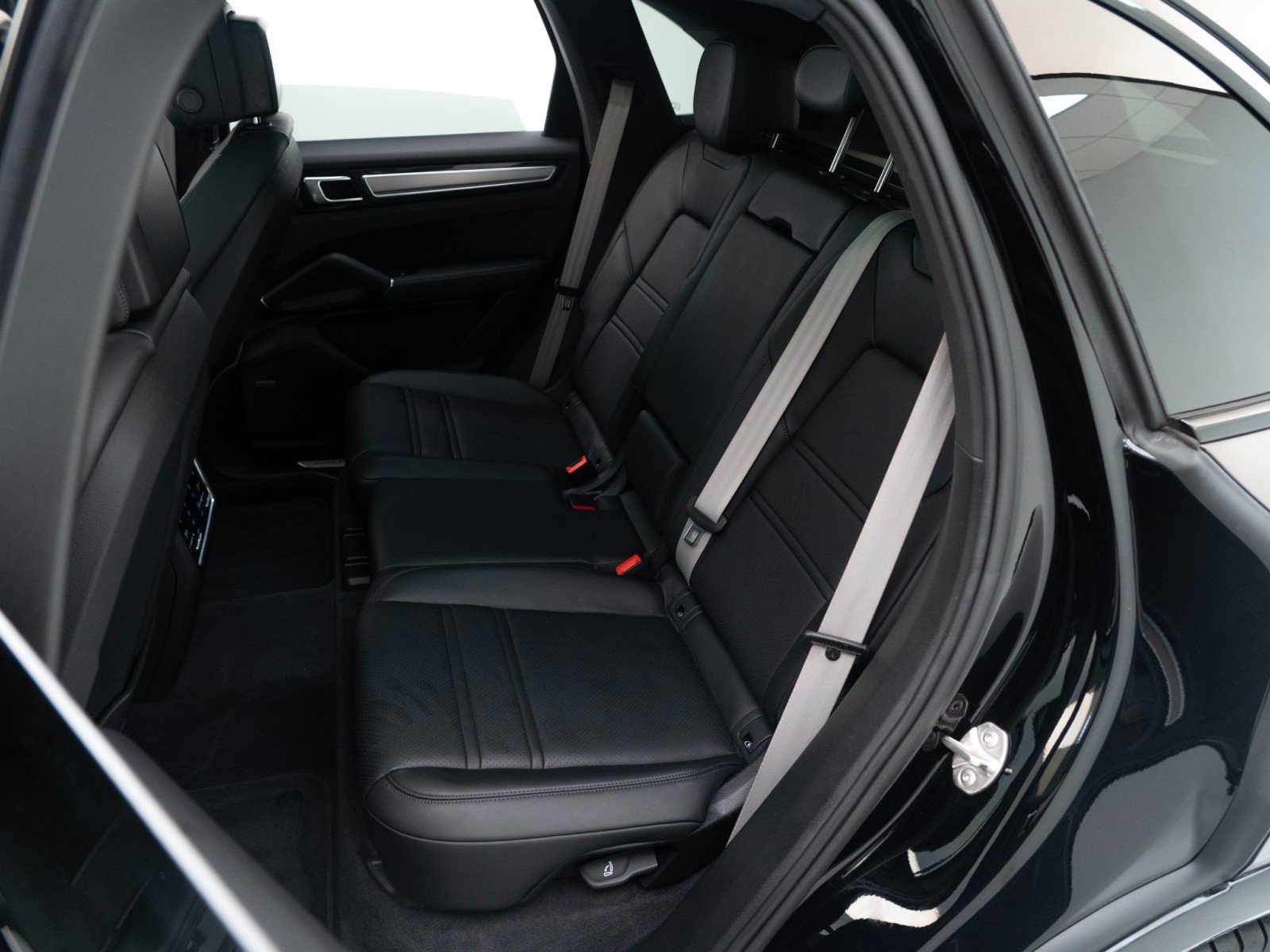 Certified 2023 Porsche Cayenne Platinum Edition AWD/4WD image 28