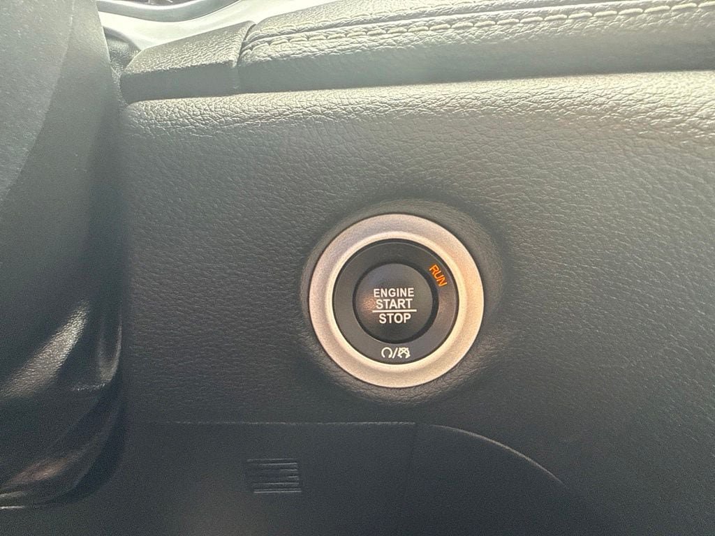 Used 2025 Chrysler Pacifica Limited FWD image 37