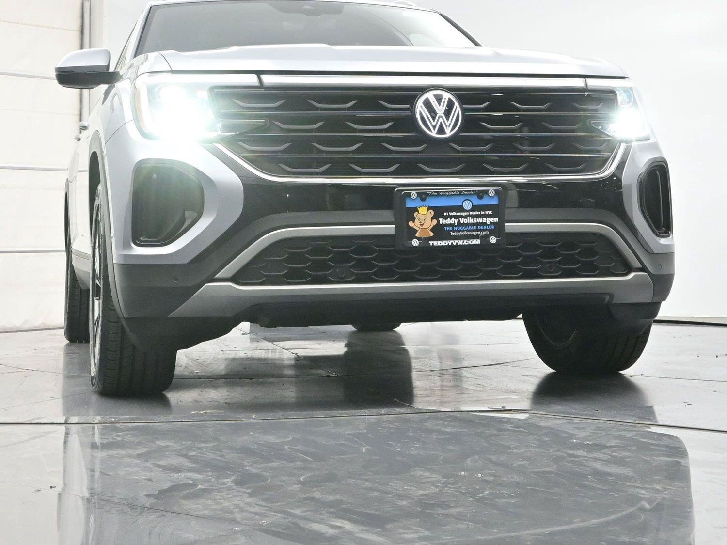 Certified 2024 Volkswagen Atlas Cross Sport SE w/ Panoramic Sunroof Package AWD/4WD image 29