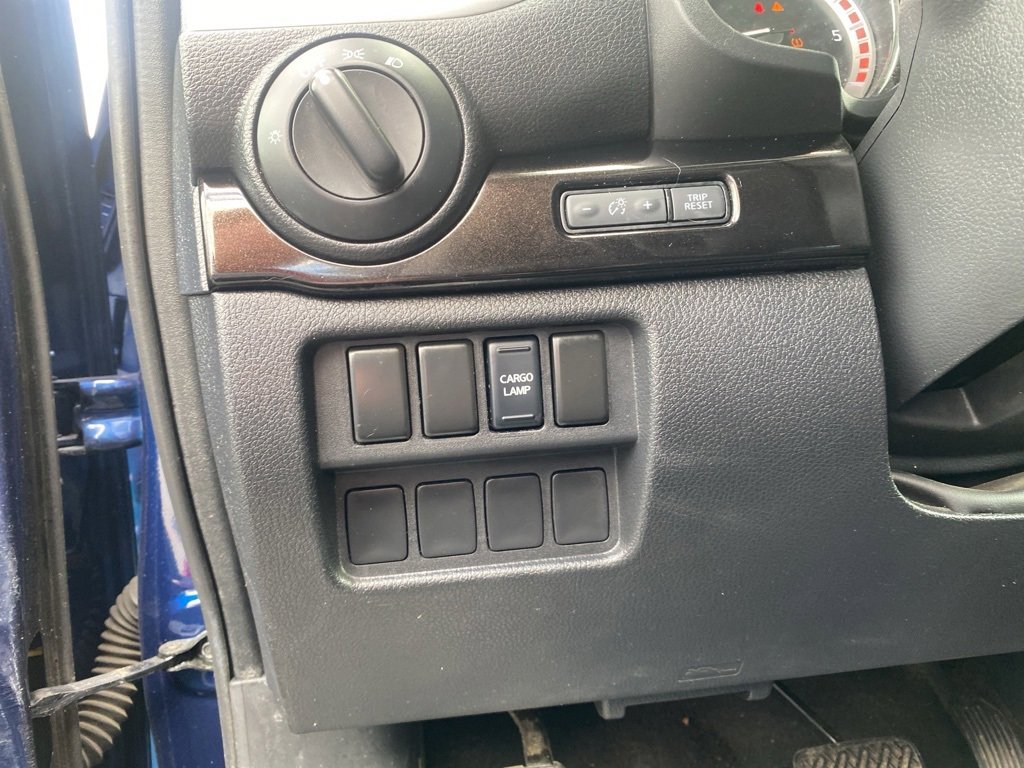 Used 2018 Nissan Titan SV image 13