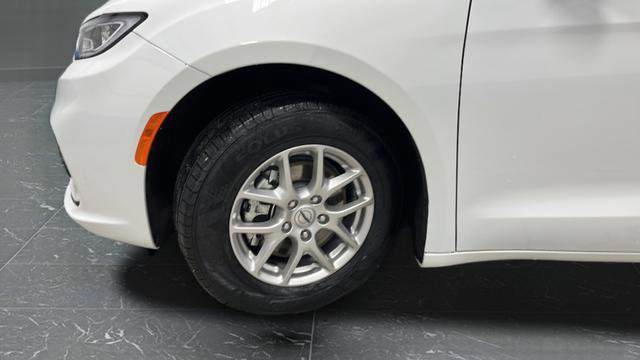 Used 2024 Chrysler Pacifica Touring image 29