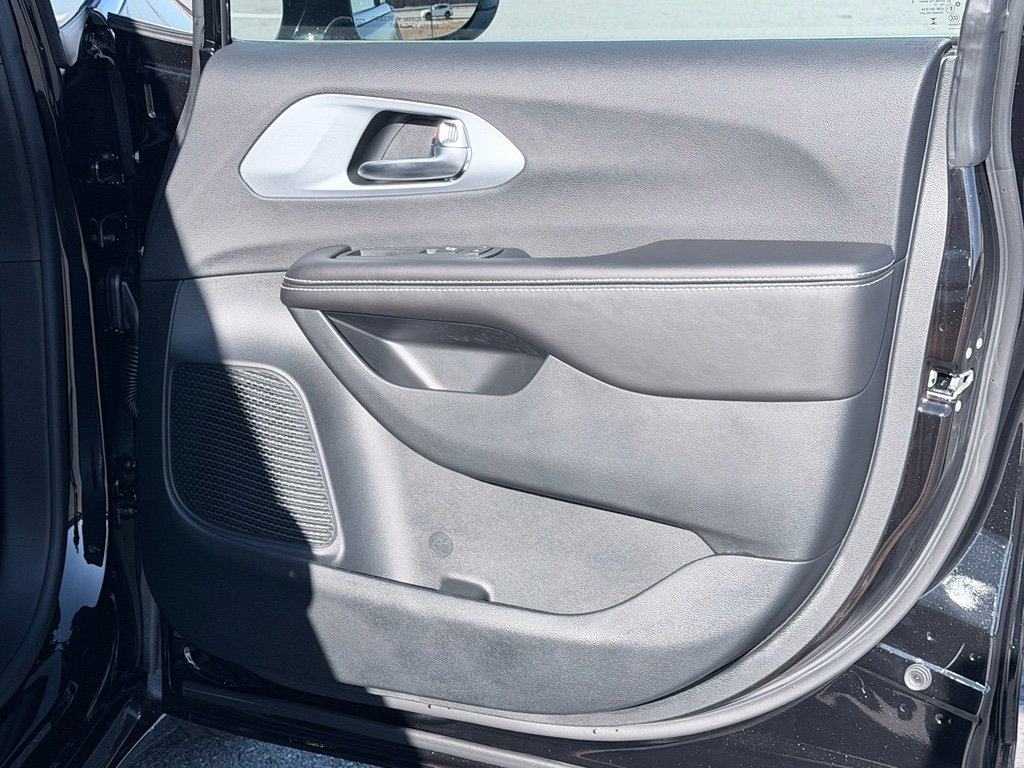 New 2026 Chrysler Pacifica Limited image 27