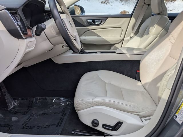 Used 2021 Volvo S60 T6 Momentum image 12