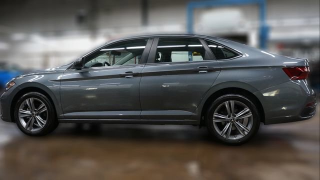 Certified 2023 Volkswagen Jetta SE image 4