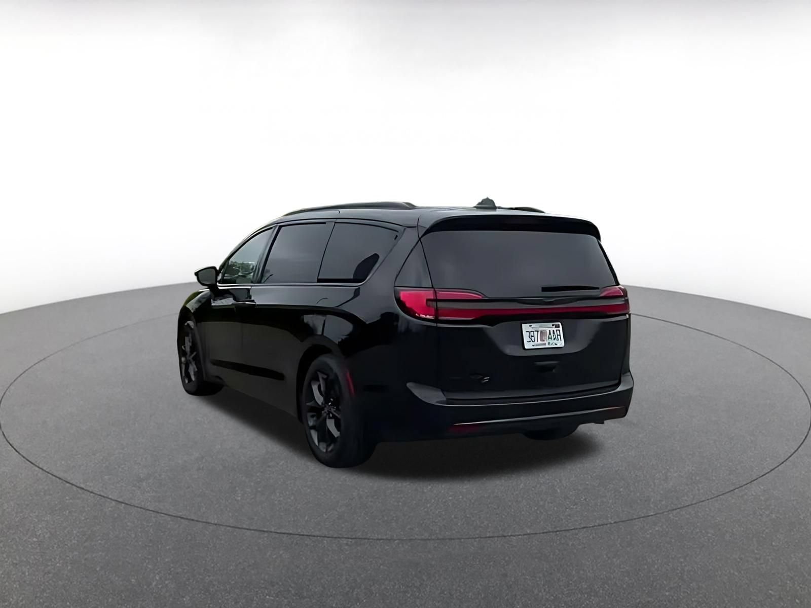 Used 2025 Chrysler Pacifica Limited FWD image 12