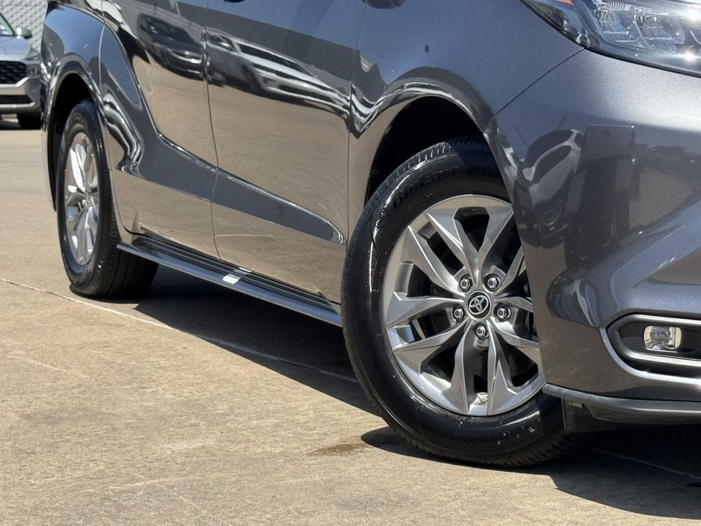 Used 2025 Toyota Sienna XLE FWD image 3