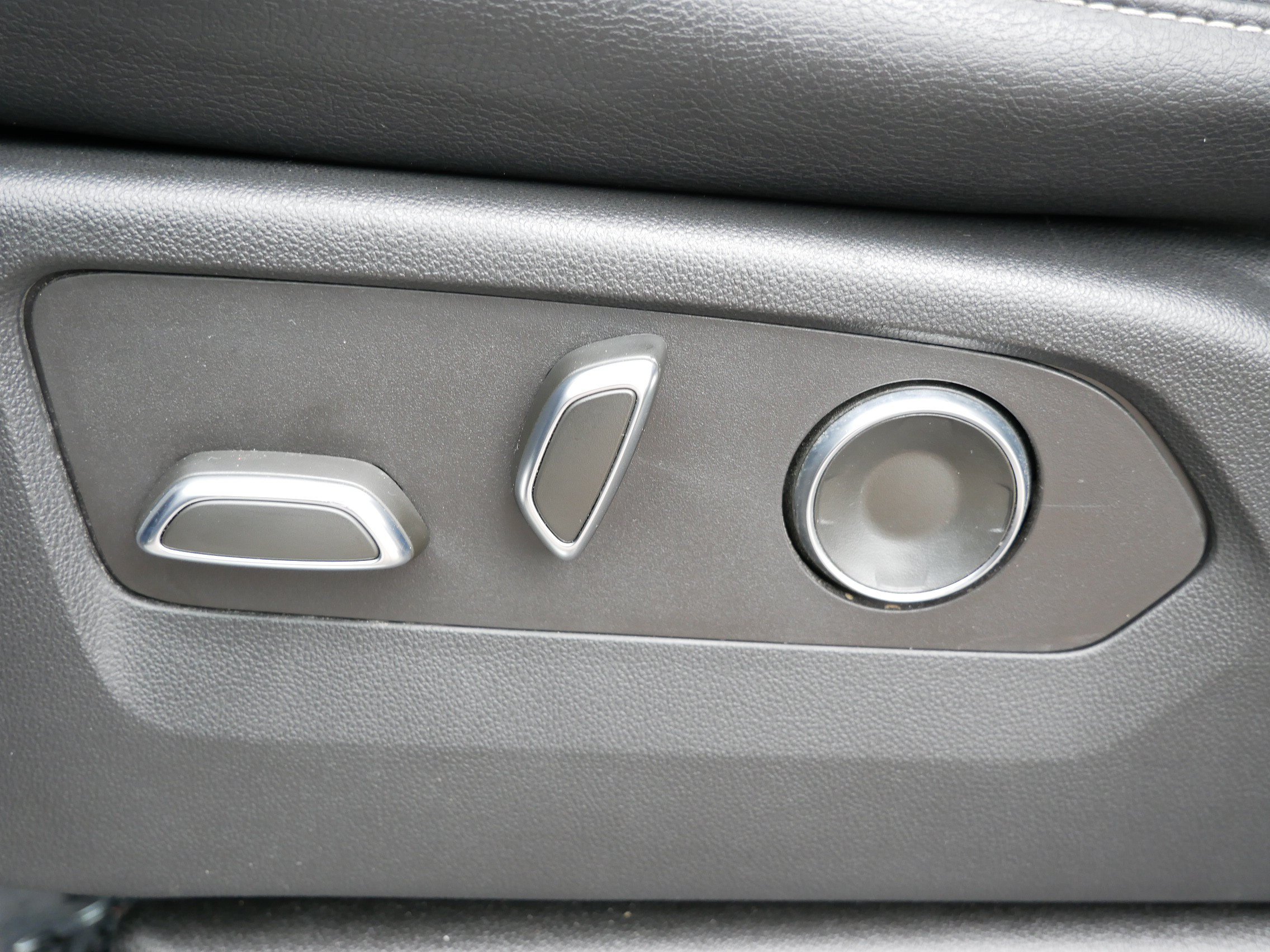 Certified 2024 Cadillac Escalade ESV Luxury AWD/4WD image 7