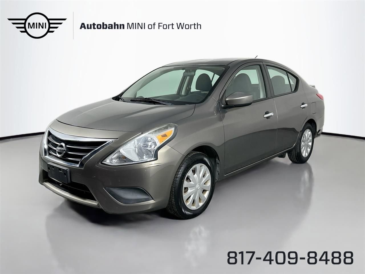 Used 2015 Nissan Versa SV image 1