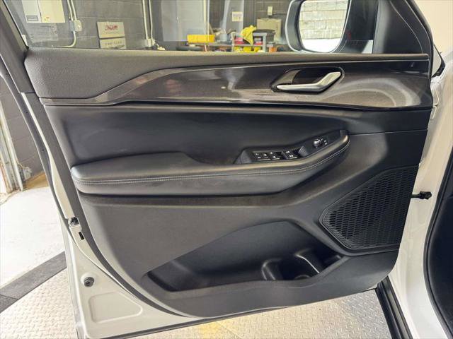 Certified 2023 Jeep Grand Cherokee Laredo image 14