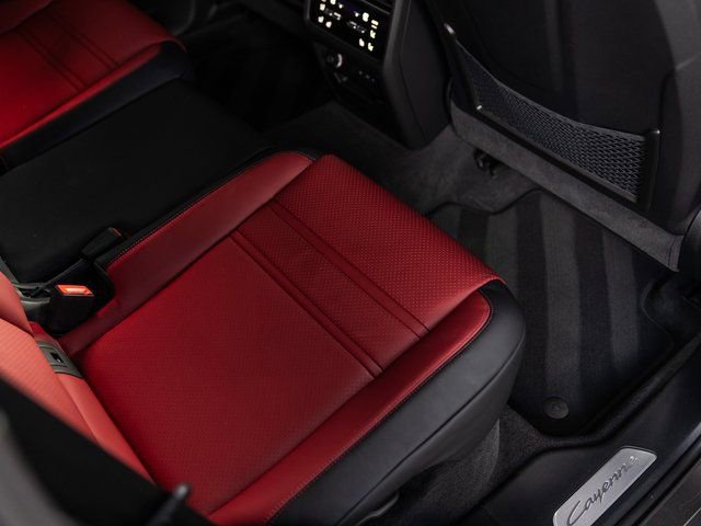 Certified 2025 Porsche Cayenne Coupe image 36