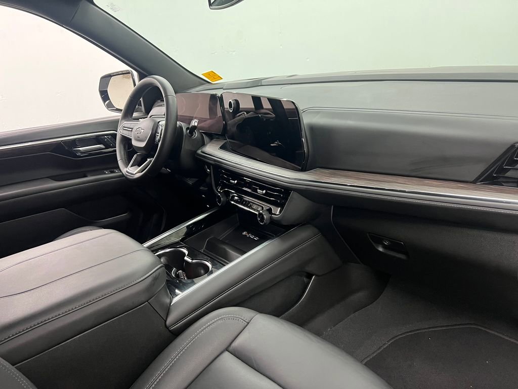 Used 2025 Chevrolet Suburban Z71 AWD/4WD image 32