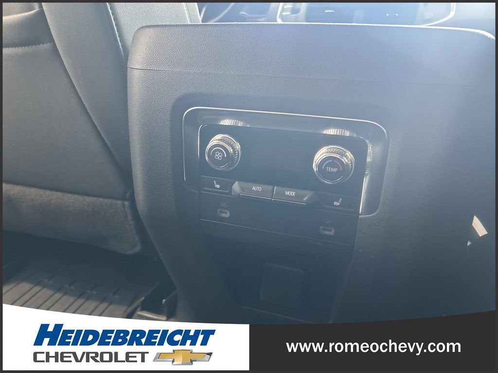 Used 2024 GMC Yukon AT4 w/ Technology Package AWD/4WD image 18