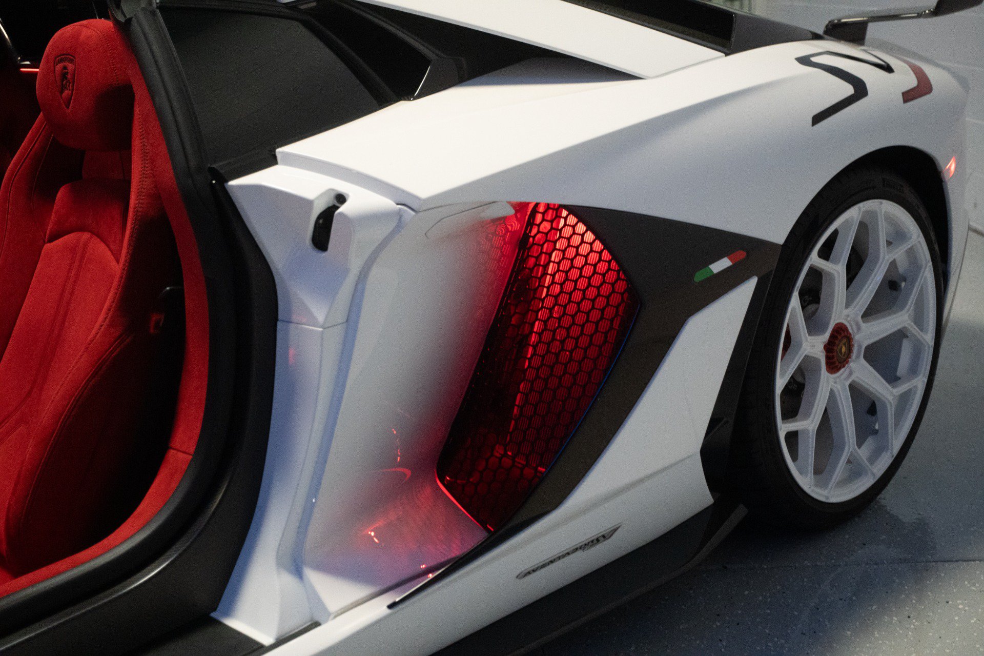 Used 2020 Lamborghini Aventador SVJ AWD/4WD image 71