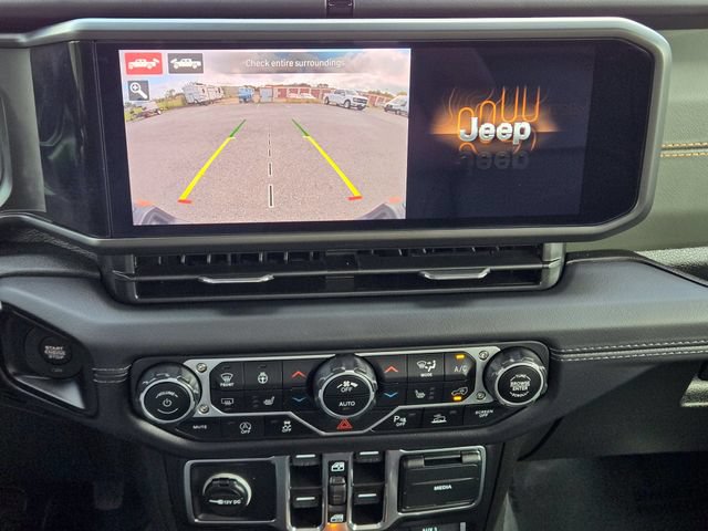 Used 2025 Jeep Gladiator Mojave AWD/4WD image 17