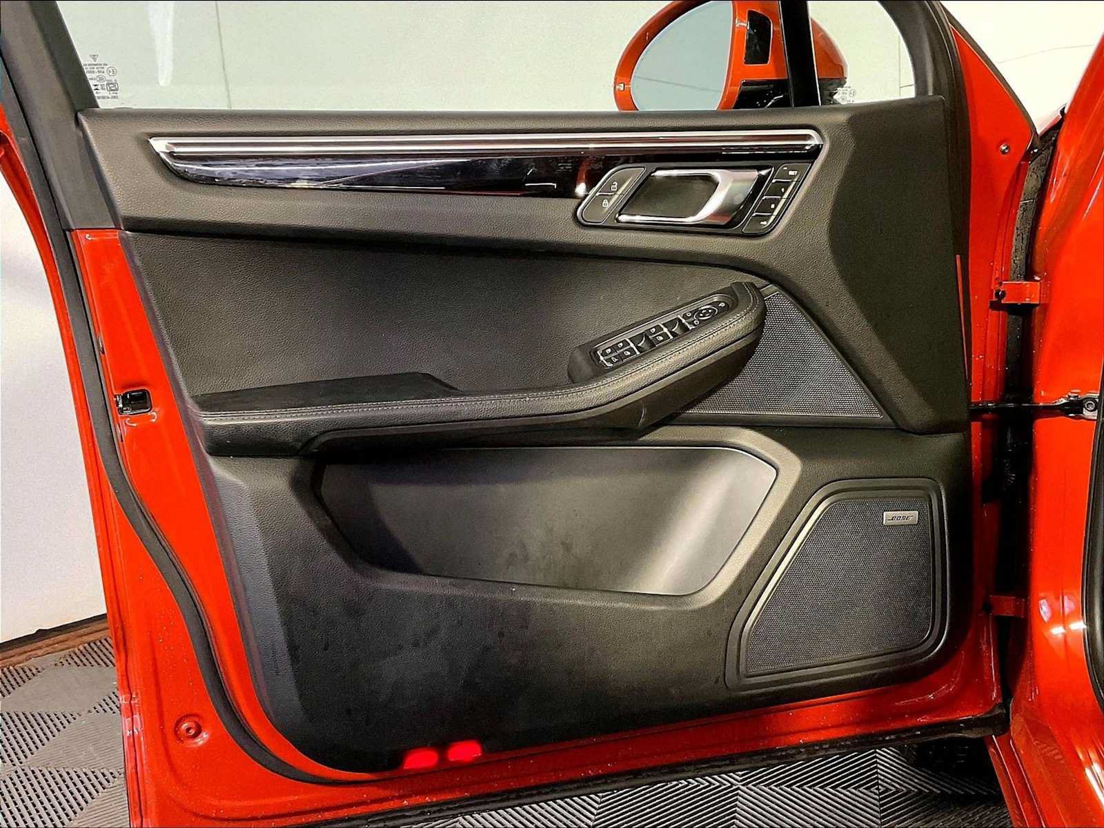 Certified 2024 Porsche Macan AWD/4WD image 25