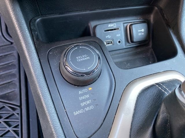 Used 2015 Jeep Cherokee Latitude image 25