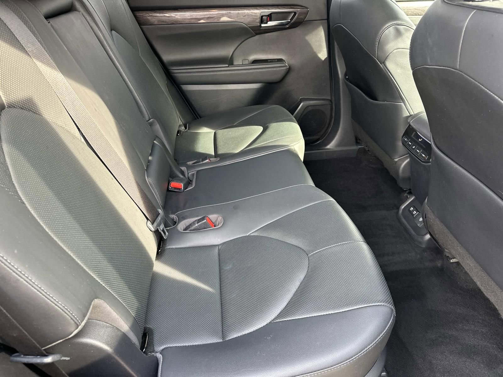 Used 2020 Toyota Highlander Limited image 11