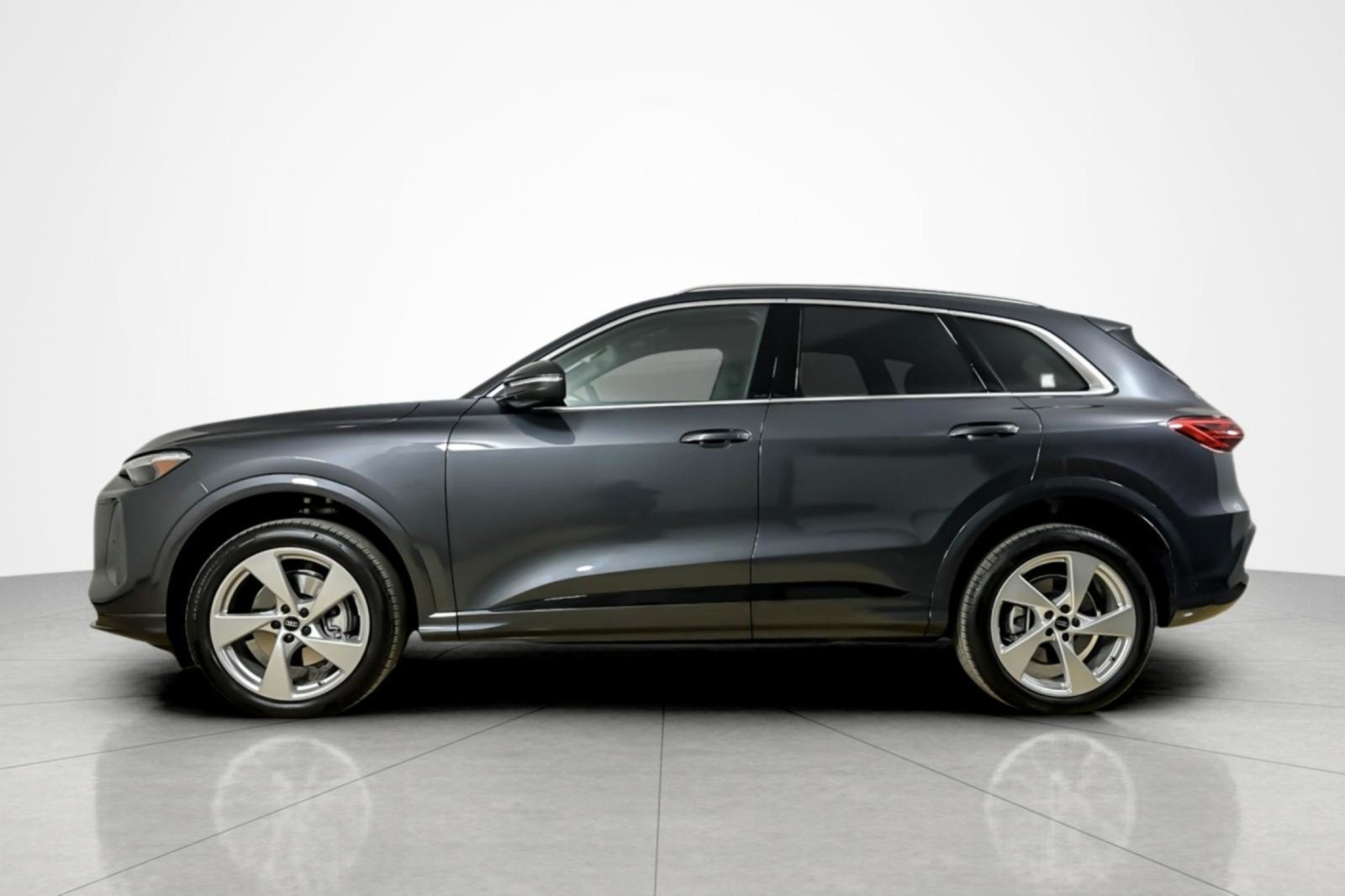 Used 2025 Audi Q5 Premium Plus w/ Premium Plus AWD/4WD image 2