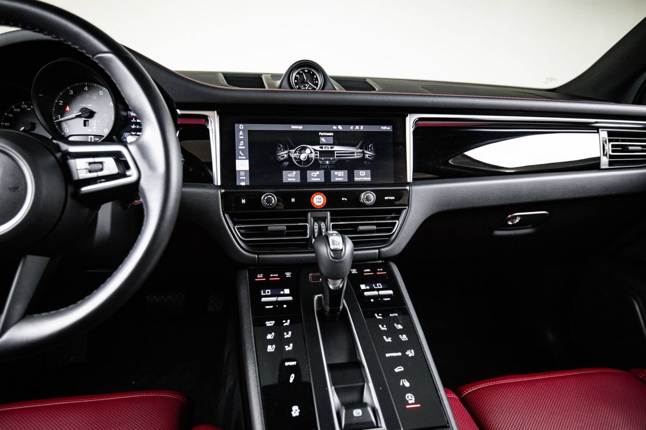 Certified 2024 Porsche Macan S AWD/4WD image 18