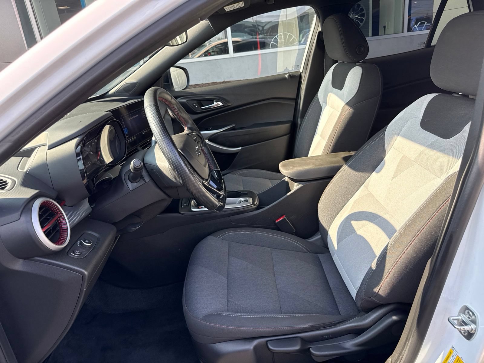 Used 2024 Chevrolet Trax RS FWD image 18