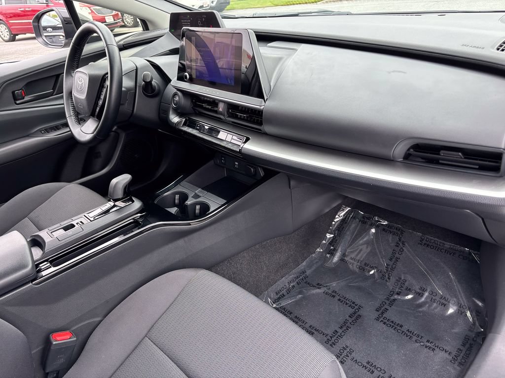 Used 2025 Toyota Prius LE AWD/4WD image 36