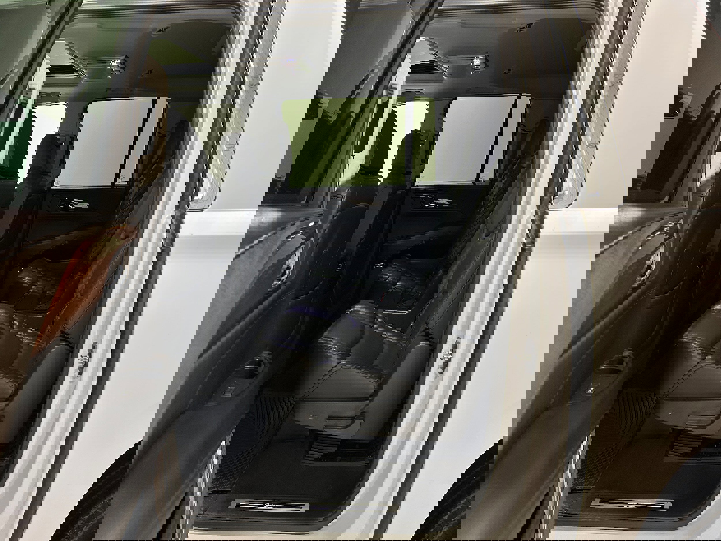 Used 2020 Cadillac Escalade ESV Premium Luxury image 29