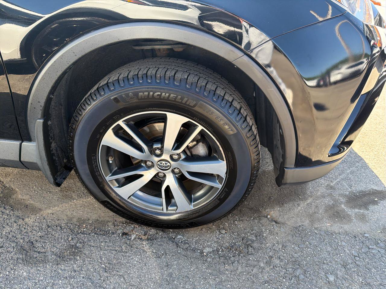 Used 2018 Toyota RAV4 XLE w/ Plus Extra Value Package AWD/4WD image 4