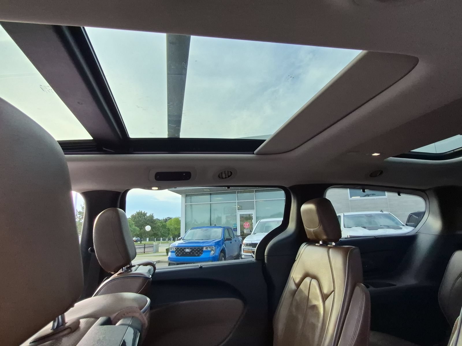 Used 2019 Chrysler Pacifica Limited w/ Tire & Wheel Group FWD image 27