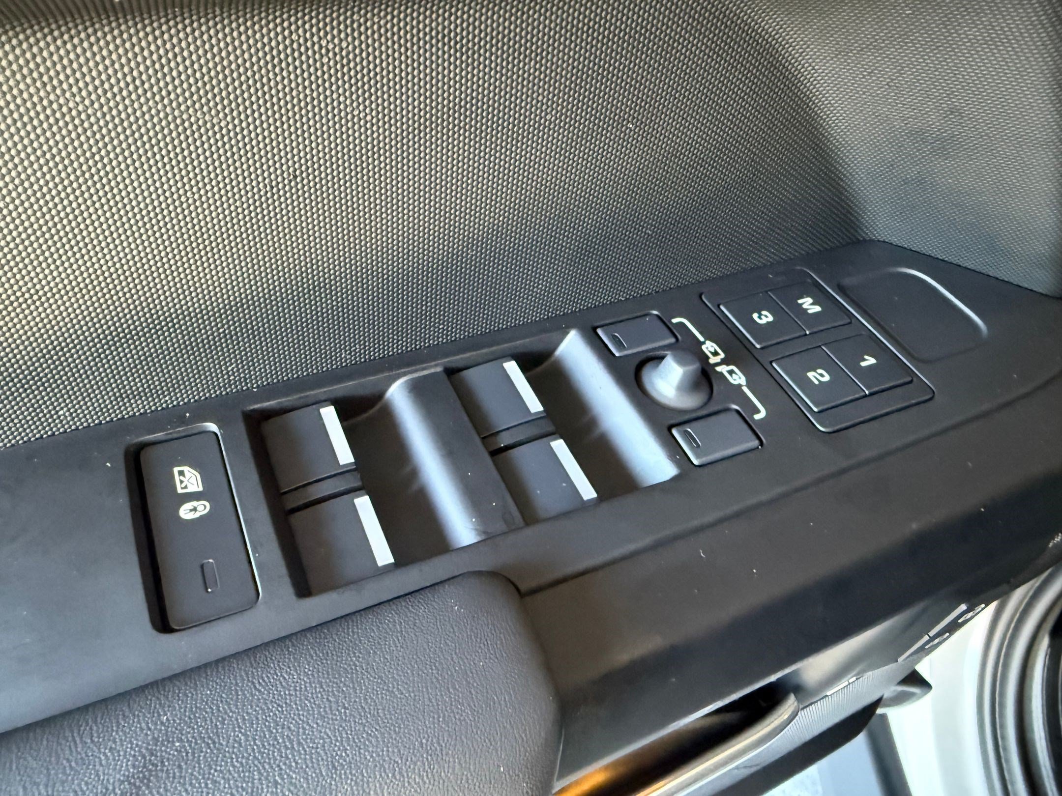 Used 2026 Land Rover Defender 130 X-Dynamic SE AWD/4WD image 12