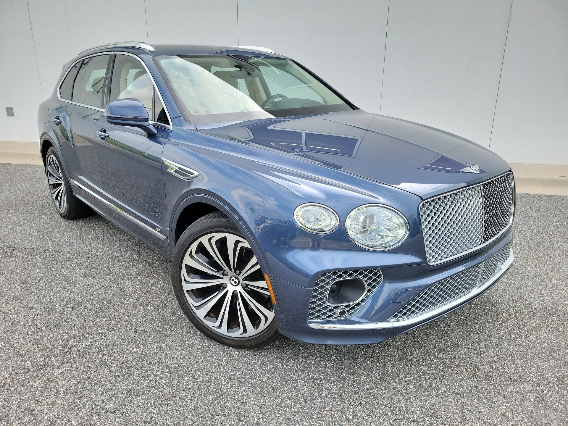 Certified 2022 Bentley Bentayga AWD/4WD image 1