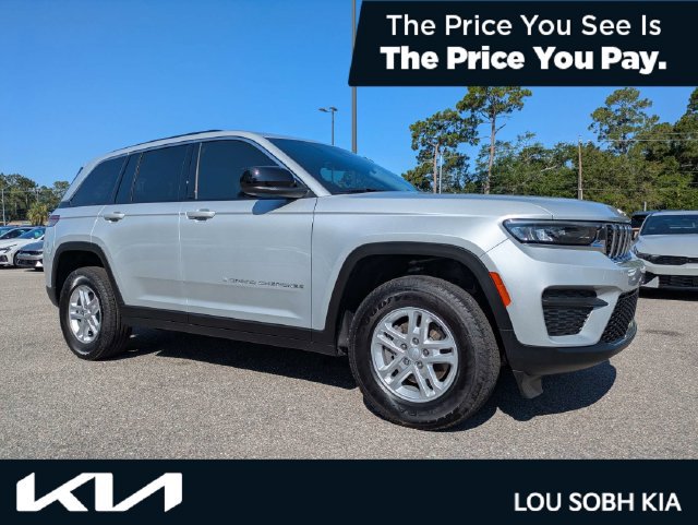 Used 2025 Jeep Grand Cherokee Laredo RWD image 1