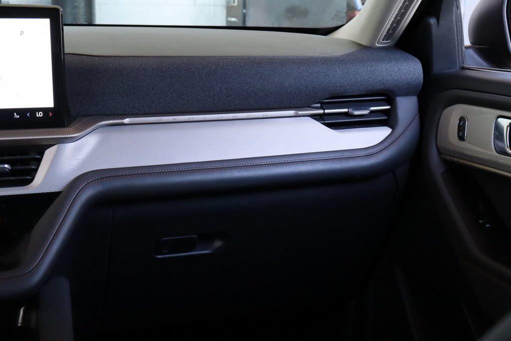 Used 2025 Ford Explorer Active RWD image 33