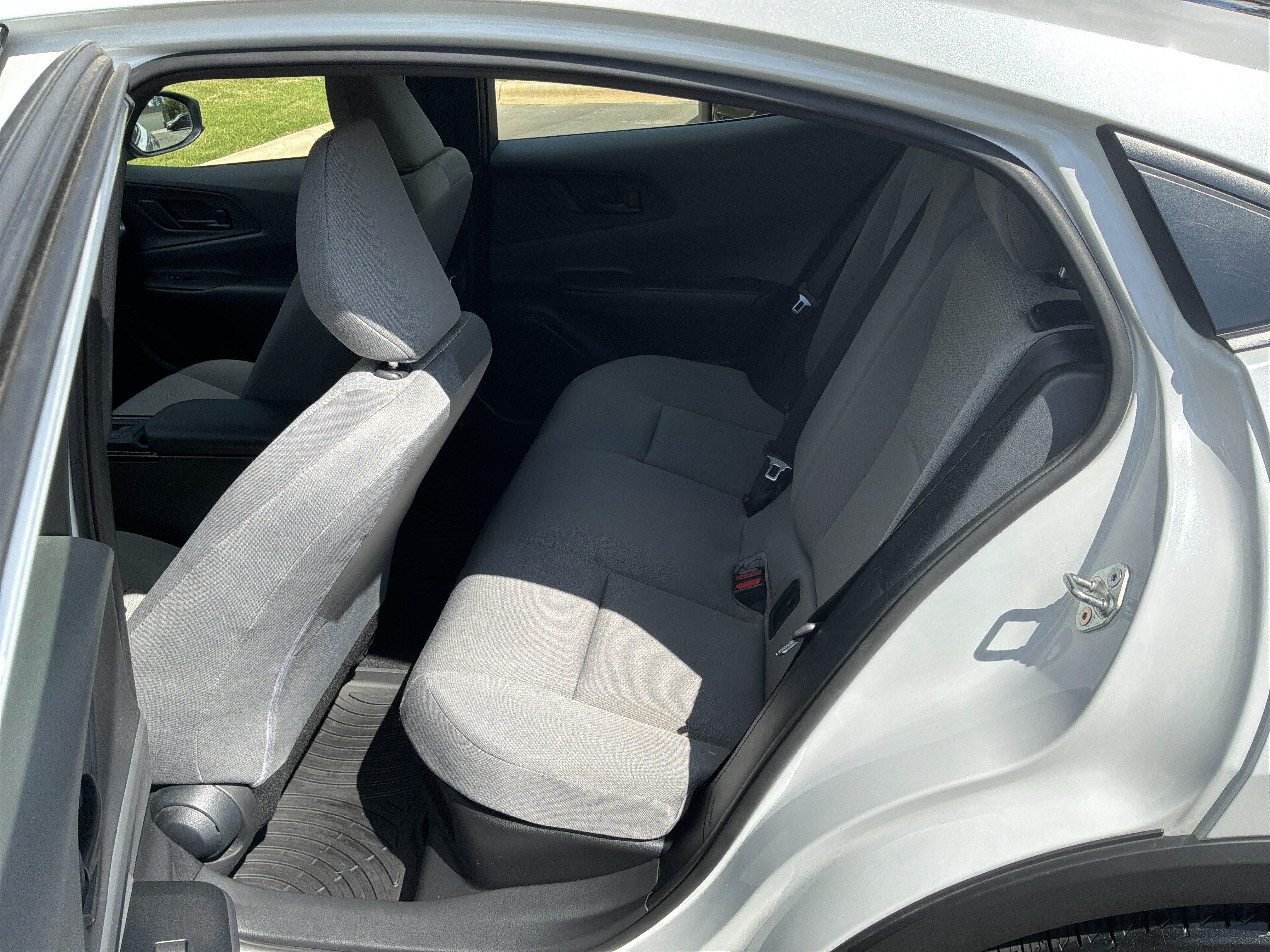 Used 2024 Toyota Prius LE FWD image 30