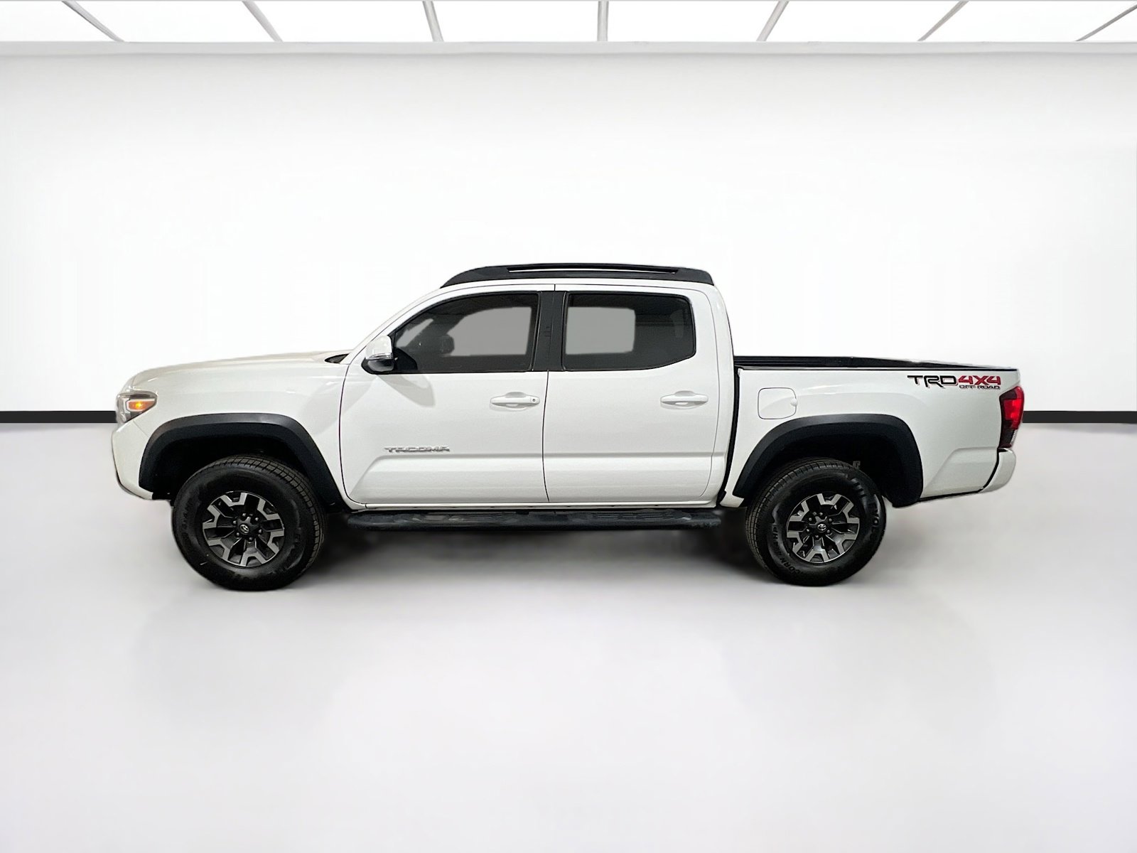 Used 2018 Toyota Tacoma TRD Off-Road w/ Technology Package AWD/4WD image 21