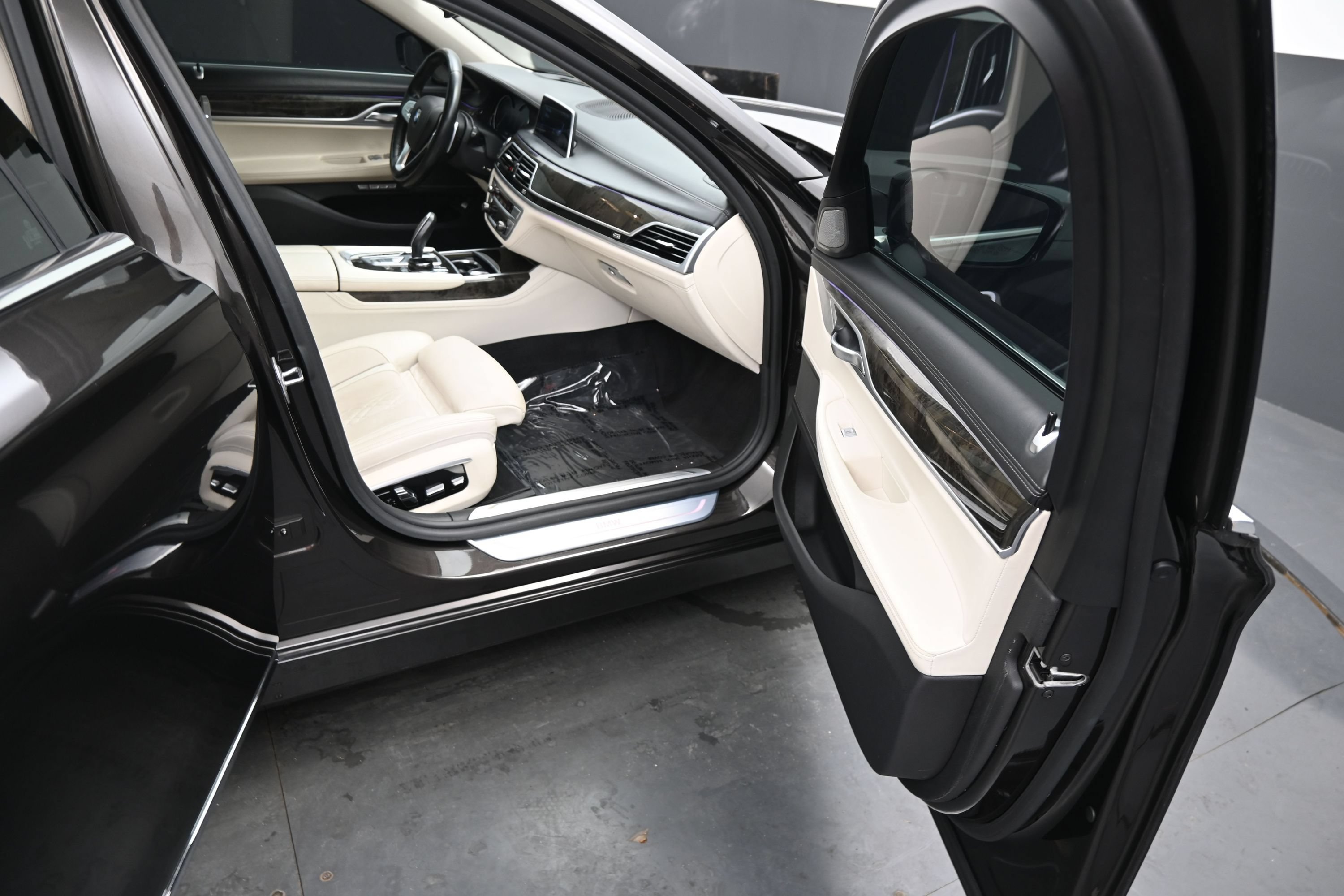 Used 2017 BMW 740i xDrive AWD/4WD image 11