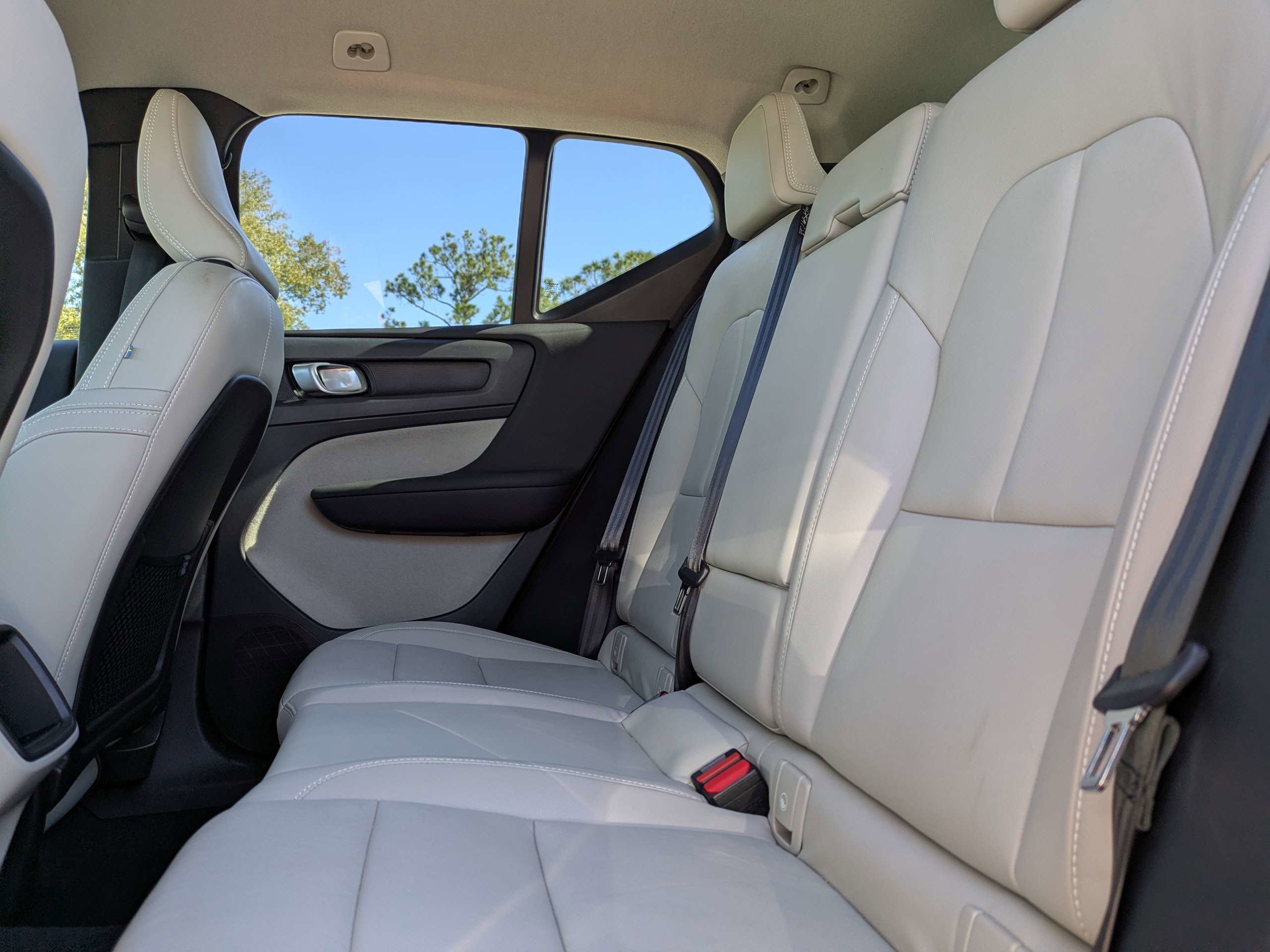 Used 2021 Volvo XC40 T4 Momentum image 15