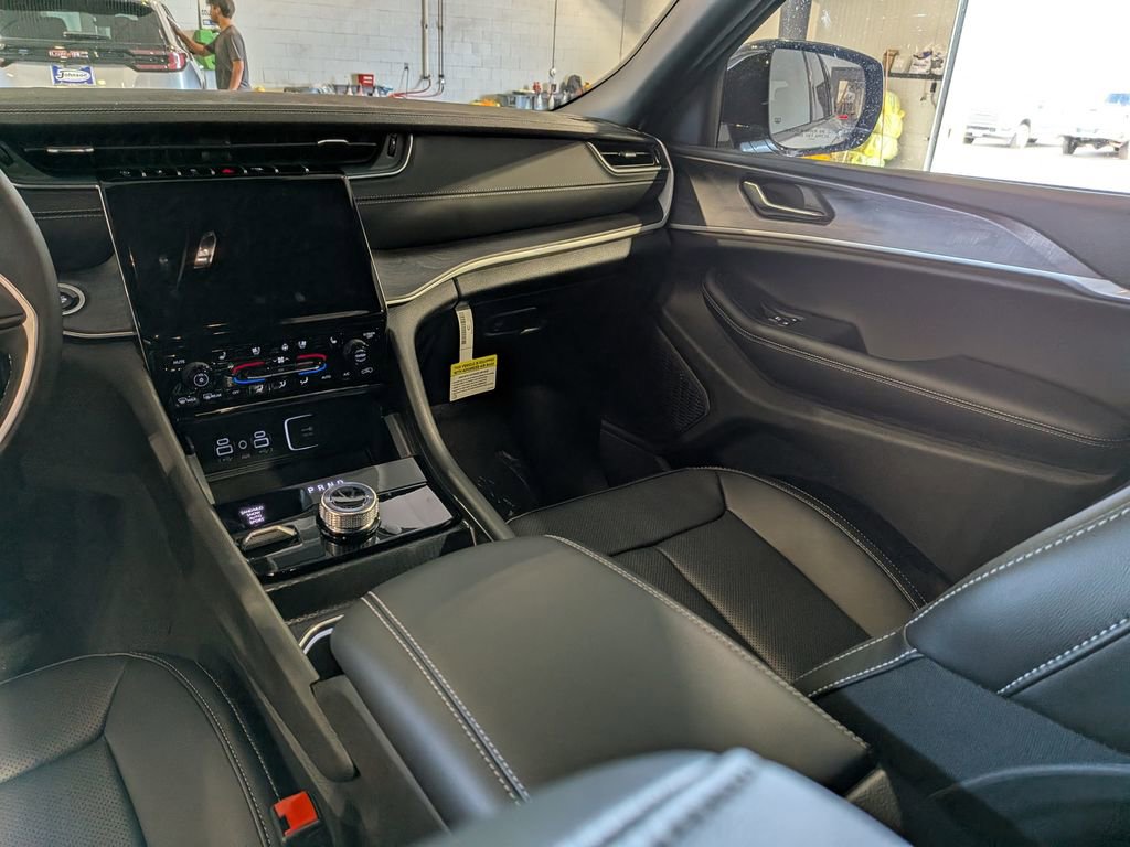 New 2025 Jeep Grand Cherokee Limited w/ Luxury Tech Group II image 28
