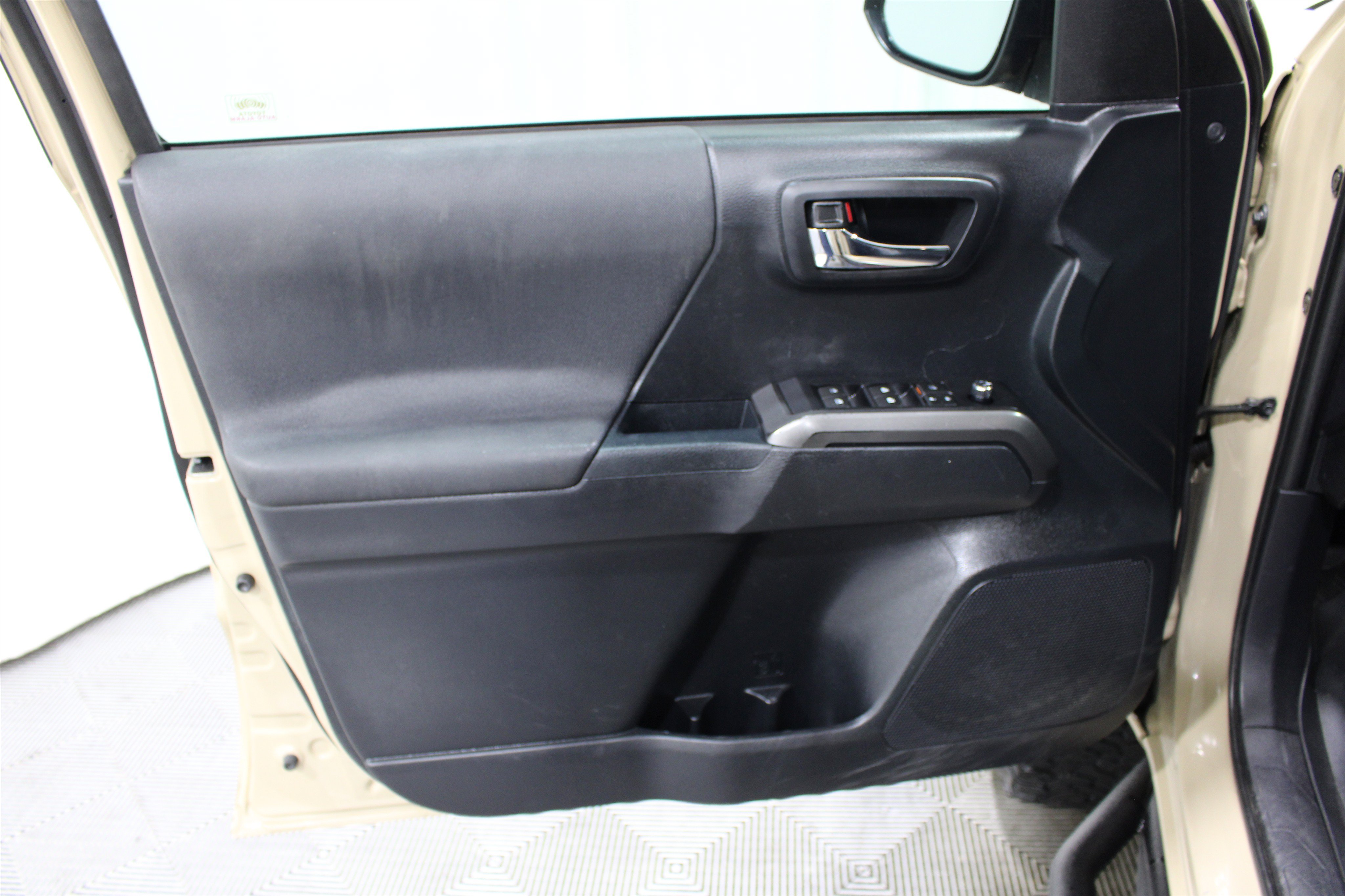 Used 2018 Toyota Tacoma TRD Off-Road w/ Technology Package AWD/4WD image 6