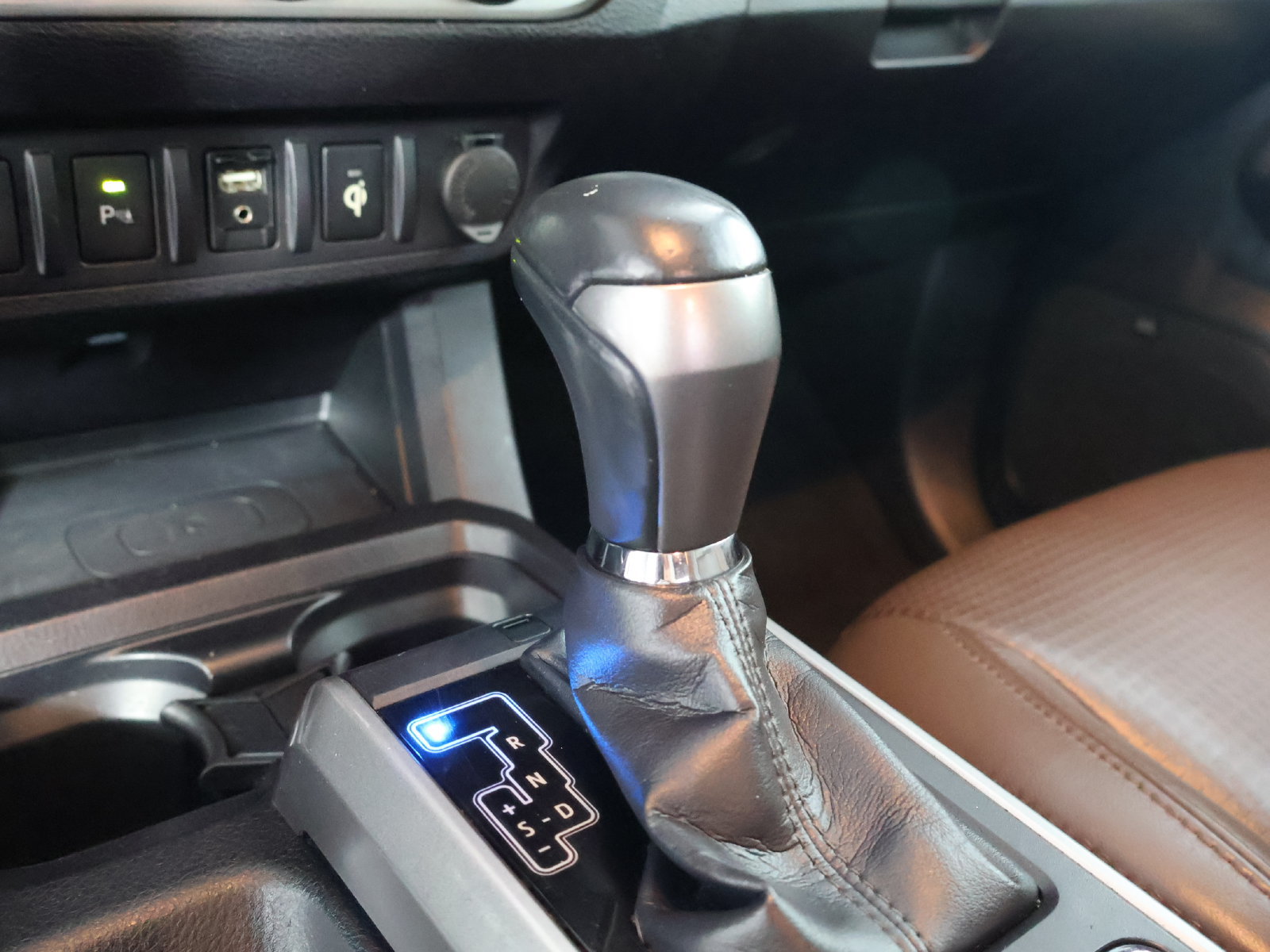 Used 2016 Toyota Tacoma Limited w/ Towing Package AWD/4WD image 36