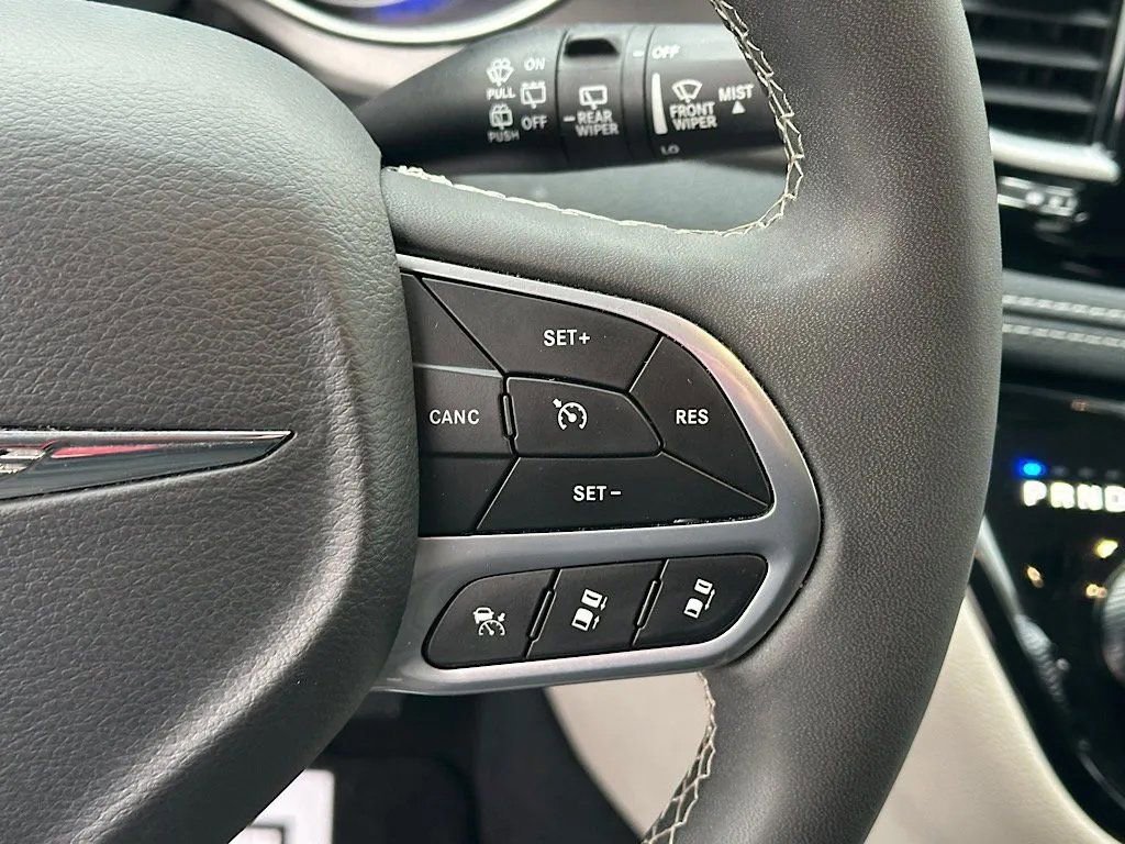 Used 2024 Chrysler Pacifica Select FWD image 24